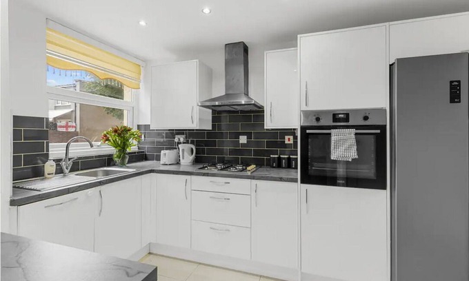 Heaton Casa | Romford Retreat City Suburb Mix