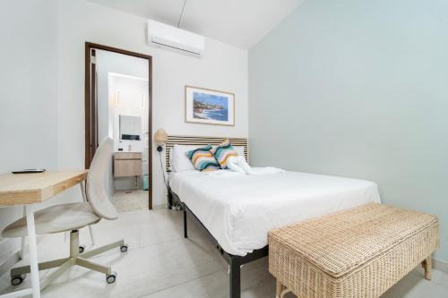Santurce Hotel | Room 13 Breezy Veranda Stay with City Views