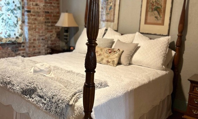 Carthage Hotel | Room 5 (sleeps 2) at Chipley's Squareview Inn