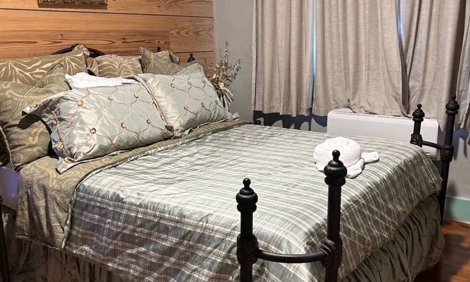 Carthage Hotel | Room 6 (sleeps 2) at Chipley's Squareview Inn