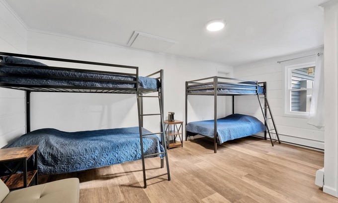 Houghton Lake Hotel | Room #6: Updated Suite w/2 Bunk Beds