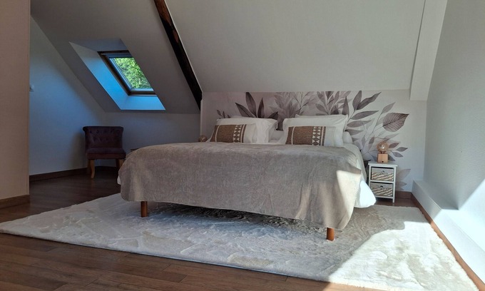 Le Vretot Apartamento | Room 'Quartz Rose Et Cristal De Roche' with Shared Terrace, Shared Garden and Wi-Fi