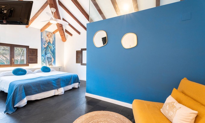 Navajas Apartamento | Habitación 'Rocío' con vistas a la montaña, Wi-Fi y aire acondicionado.