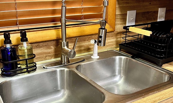 Wilkesboro Apartamento | Rooster Roost - Pet Friendly! - Cabin Apartment