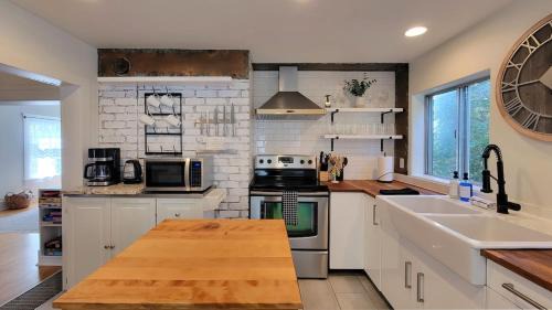 Medford Casa | Rosewood Landing by WanderLodges - Hot tub - Sauna