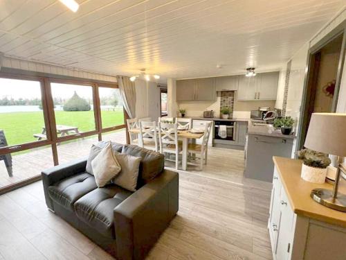 York Casa | Rowan Lodge 3 Hot Tub