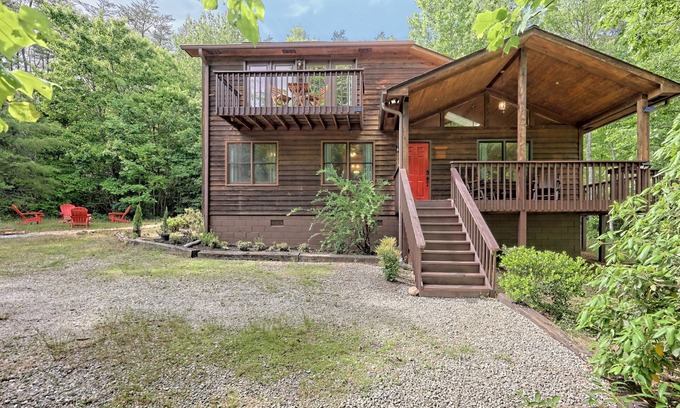 Sautee Nacoochee Cabina | Ruby Charm 5BR Cabin near Helen Main St, Anna Ruby Falls & Tanglewood! 🍁