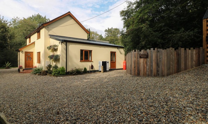 Haverfordwest Casa | RUDBAXTON WATER, pet friendly, with hot tub in Haverfordwest