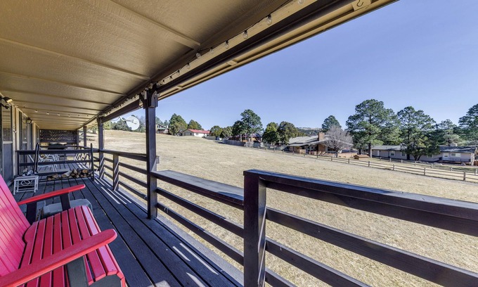 Ruidoso Apartamento | Ruidoso Condo w/ Golf View ~ 17 Mi to Ski Apache!