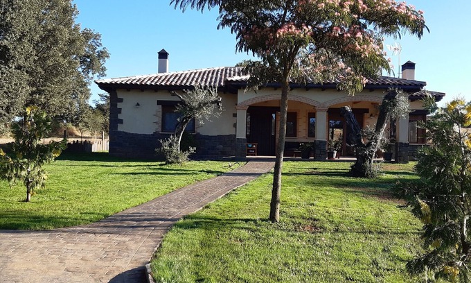 Villasrubias Hotel | Alojamiento en plena naturaleza, bonito jardin, tranquilidad, piscina natural.