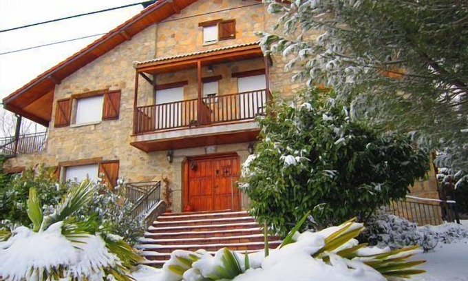 Hoyos del Collado Casa | Casa Rural (Alquiler Completo. 6 habitaciones con baño) 12 pax en GREDOS.