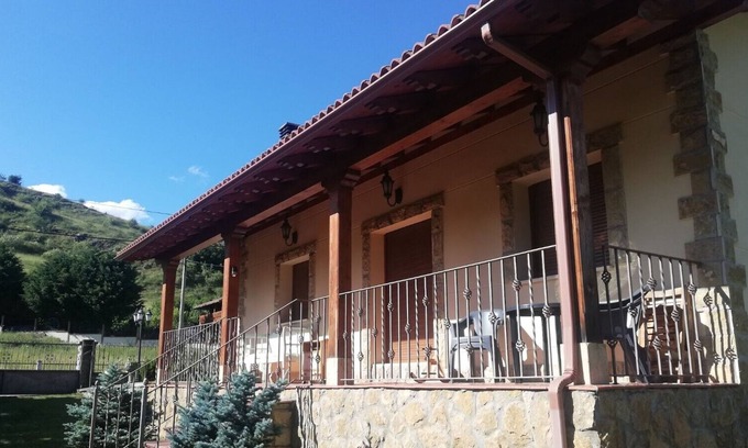 Villamanin Cabaña | Casa rural con chimenea al lado de rutas de senderismo y pista de ski