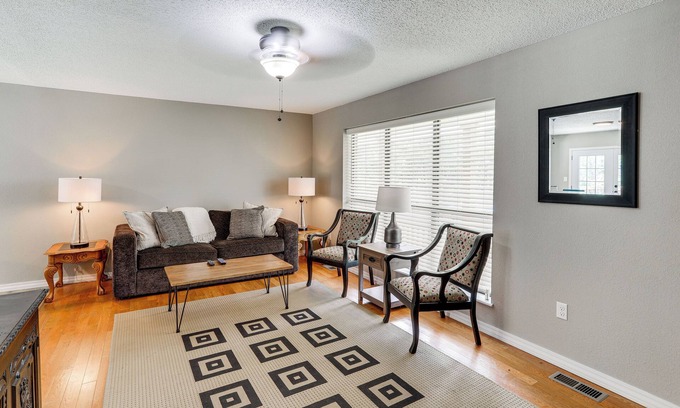 Melbourne Casa | Rural Melbourne House with Deck!