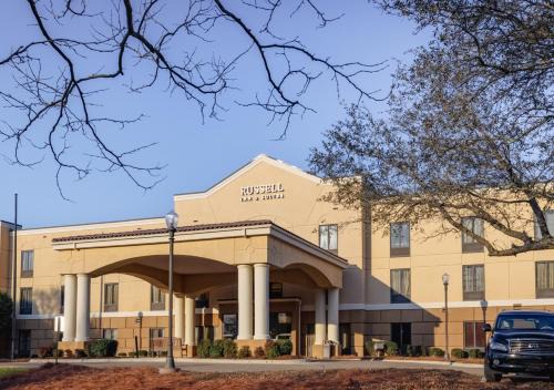 Starkville Hotel | Russell Inn and Suites