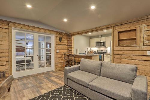South Addition Apartamento | Rustic Anchorage Hideaway Walk to Coastal Trail!