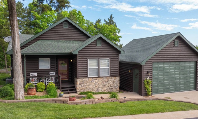 Camdenton Casa | Rustic and Relaxing, 2 Bedroom Cabin on Beautiful Kinderhook!