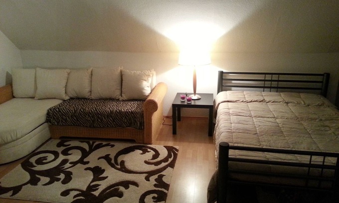 Sundern Apartamento | Apartamento rústico con terraza, chimenea y un gran jardín