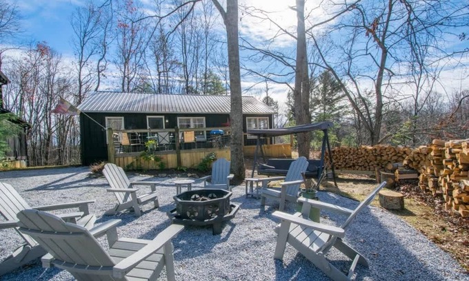 Hendersonville Cabina | Rustic Awesome 4BR Lodge w/ Game Room & Fire Pit