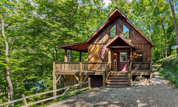 Murphy Cabina | Rustic Cabin just outside of Murphy, NC with beautiful mountain views!