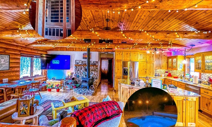 Colgate Casa | Rustic Charm: Pewaukee Lake Cabin, Sauna & Hot Tub