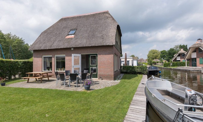 Wanneperveen Villa | Villa rústica y elegante con techo de paja