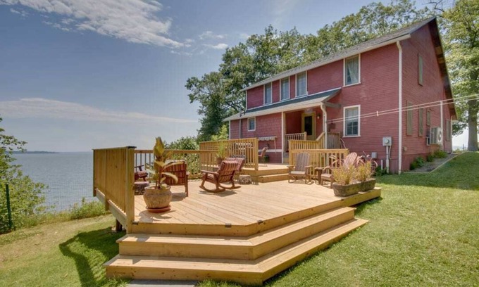 Malletts Bay Cabina | Rustic Cliff-top Cabin at the Tip of Lake Champlain's Barney Point