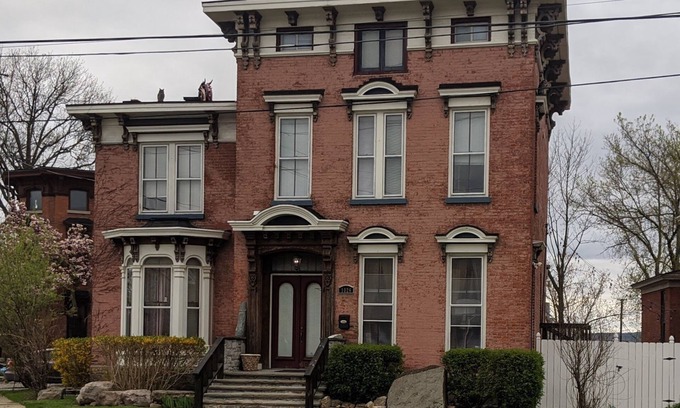 Utica Apartamento | Rustic Downtown Utica Apartment