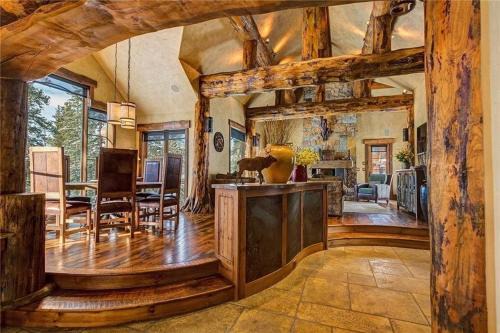 Baldy Mountain Casa | Rustic-elegance wrapped in custom mountain luxury, steps from Baldy Hiking Trail and shuttle stop