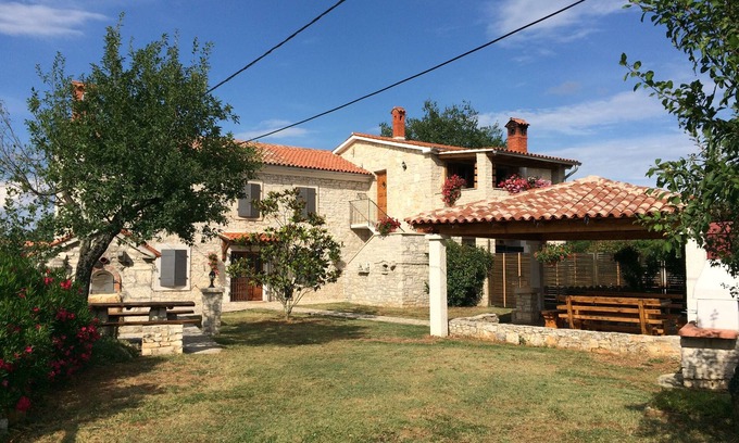 Jursici Casa | Casa de campo rústica rodeada de vegetación del amplio y amplio jardín ... con piscina