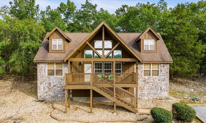 Reeds Spring Cabina | Rustic Lodge 4 Bedroom Cabin by Redawning