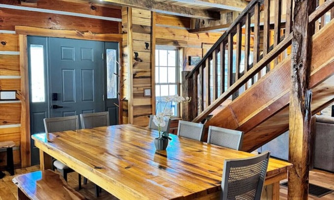 Mars Hill Casa | Rustic log Cabin w/ Pond & Hot tub Tranquil Vibe
