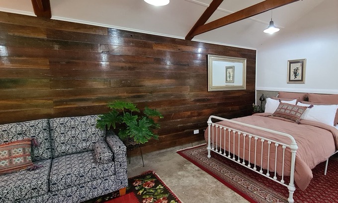 Rainbow Flat Cabina | Rustic & Luxurious Farm Stay just a short drive to beautiful beaches!