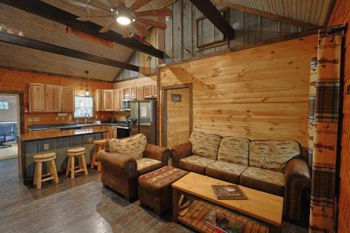 Bryson City Casa | Rustic Modern Cabin with Hot Tub near rafting and Great Smokey Mountains
