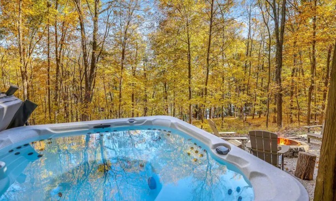Stroudsburg Cabina | Rustic Private Cabin Outdoor Hot tub w/ Lake View