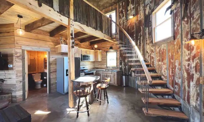 Lewistown Cabina | Rustic Silo Home, Huge Shower, Kitchen, Grill, Fire pit and Sunsets.