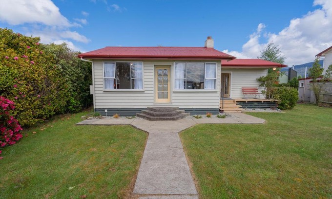 Te Anau Casa | Rustlein Cottage - Te Anau Holiday Home