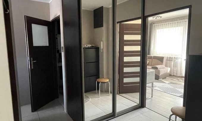 Kokoszki Apartamento | Słoneczny pokój z balkonem.