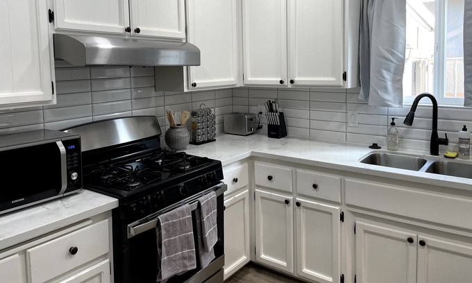 North Oak Park Cabaña | Sacramento Modern Bungalow Close 2 UCD Med Center