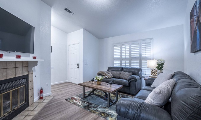 Southwestern Sacramento Casa | ☀️SACTO SUNNY HOUSE ☀️