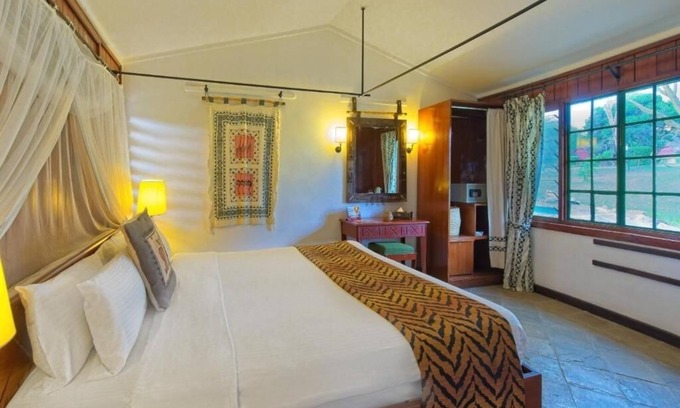 Maasai Mara Cabina | Safari Lovers' Dream: Relaxing Hotel w/ Outdoor Swimming Pool