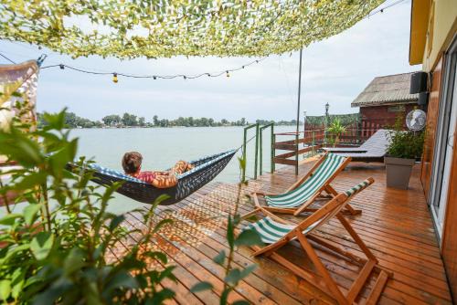 Cukarica Alquiler De Eote | Sagando - Floating house on Sava river