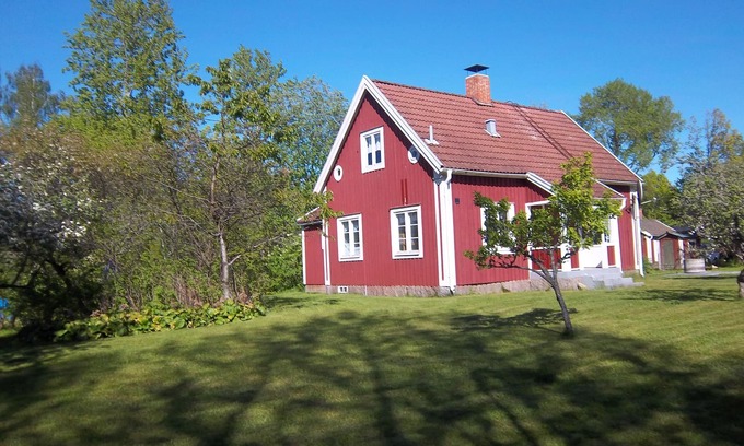 Klavrestrom Casa | Sailor House casa de vacaciones roja cerca del lago y campo de golf con barco en la ubicación del pueblo