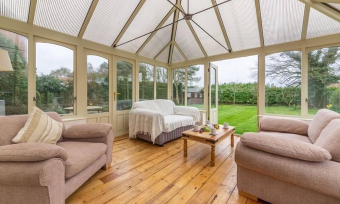 Holme Casa | Una casa tradicional de ladrillo y tiza que se aleja de la carretera en una calle tranquila en el encantador pueblo vacacional de Holme-next-the-Sea. Esta propiedad bien presentada de tres dormitorios, espaciosa y bien equipada, con su propio jardín ce...