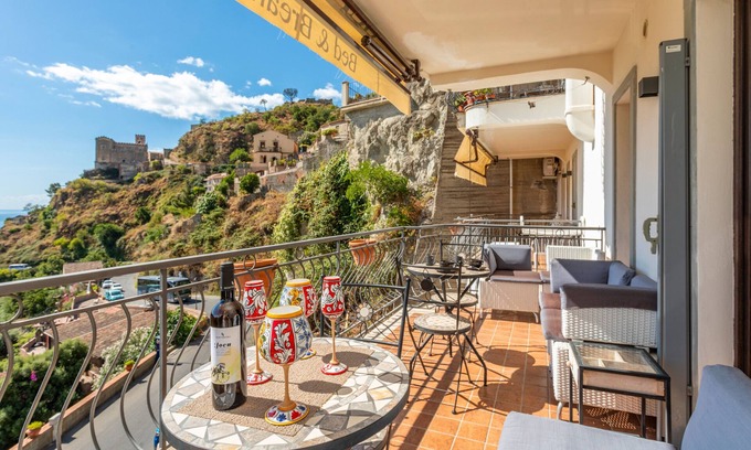 Savoca Apartamento | Habitación 'Sambuco Junior Suite' con balcón privado y vistas al mar, Wi-Fi y aire acondicionado