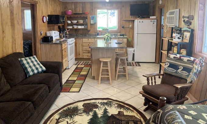 Sarona Cabina | Sam’sPlace Cabin 3 on Long Lake, near shoreline. Own dock available.