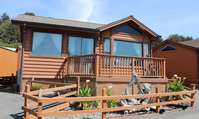 Smith River Cabina | Sand Castle - Ocean Cabin 25 W Private Jacuzzi (Private Beach Owned by White Rock Resort)