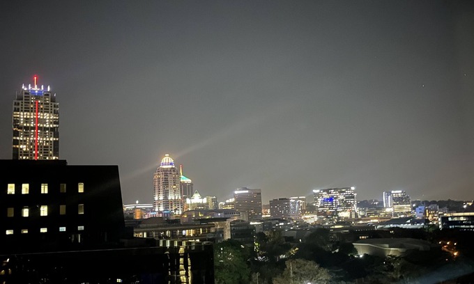 Greater Johannesburg Metropolitan Area Hotel | Sandton Sky Executive Suite with a stunning view on 7th floor