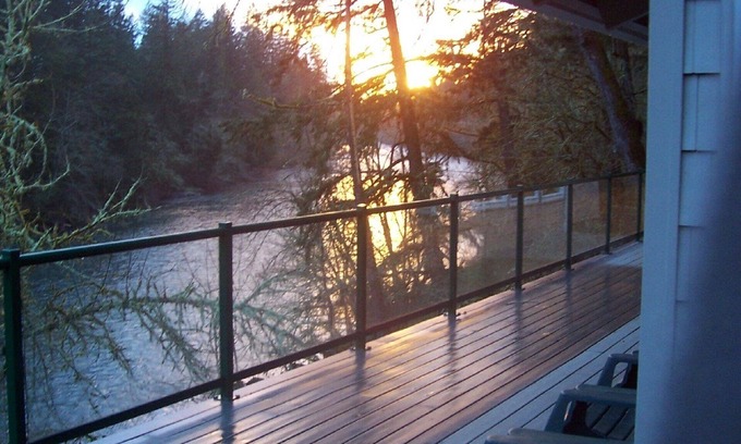 Lyons Casa | "Santiam RiverHaus" "A Private Riverfront Vacation Home Near Salem Oregon"