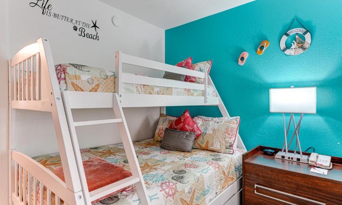 Trailer Estates Apartamento | Sarasota Cay Club #612 - Heated Pool, Bunk Beds, Huge TV, Tiki Bar, More!