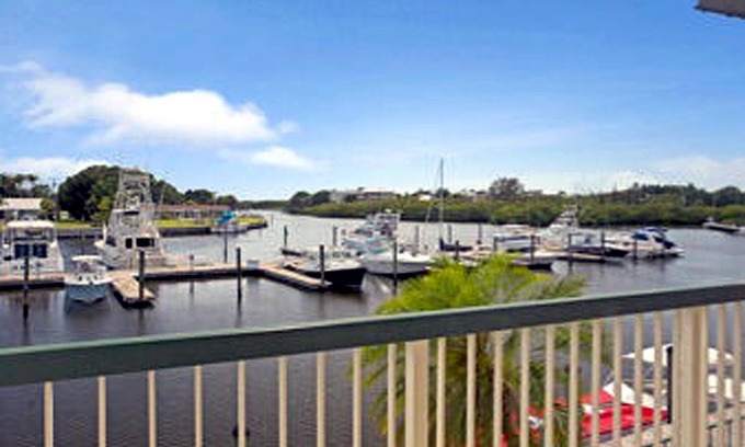 Trailer Estates Hotel | SARASOTA Waterfront hotel Habitación CAMA KING # 215 EN SARA BAY 7150 N Tamiami Trail